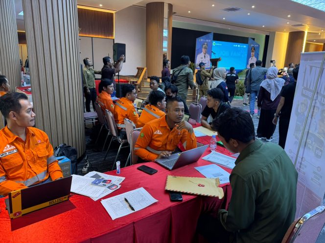 
Pencari kerja menjalani proses wawancara dengan perusahaan dalam Job Fair Kukar 2026 di Gedung Putri Karang Melenu, Tenggarong Seberang, Selasa, 14 Juli 2026. (Angga/okeborneo.com)