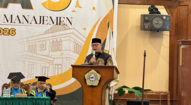 Kepala Disdikbud Kutai Kartanegara Heriyansyah membacakan sambutan Bupati Kukar Aulia Rahman Basri dalam Wisuda Sarjana Manajemen STIE Tenggarong di Hotel Grand Elty Singgasana, Sabtu, 25 Juli 2026. (Angga/okeborneo.com)