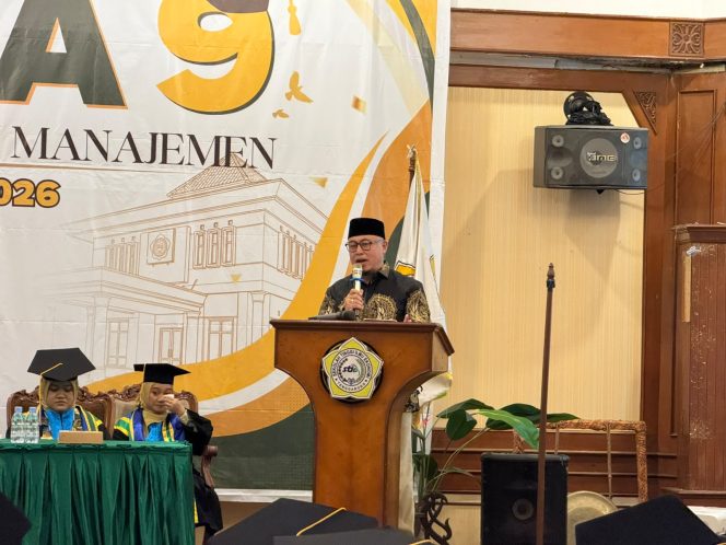 
Kepala Disdikbud Kutai Kartanegara Heriyansyah membacakan sambutan Bupati Kukar Aulia Rahman Basri dalam Wisuda Sarjana Manajemen STIE Tenggarong di Hotel Grand Elty Singgasana, Sabtu, 25 Juli 2026. (Angga/okeborneo.com)