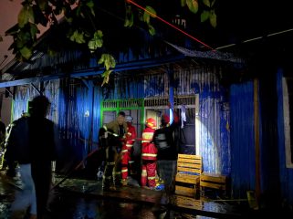 Petugas pemadam melakukan penanganan di salah satu bangunan yang terbakar di Jalan Belida, Gang Raul RT 7, Kecamatan Tenggarong, Senin, 20 Juli 2026. (Angga/okeborneo.com)