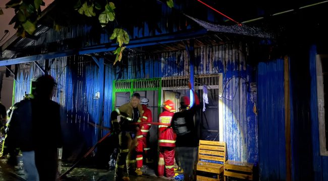 Petugas pemadam melakukan penanganan di salah satu bangunan yang terbakar di Jalan Belida, Gang Raul RT 7, Kecamatan Tenggarong, Senin, 20 Juli 2026. (Angga/okeborneo.com)