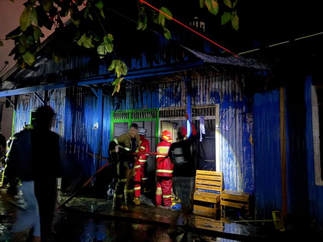 
Petugas pemadam melakukan penanganan di salah satu bangunan yang terbakar di Jalan Belida, Gang Raul RT 7, Kecamatan Tenggarong, Senin, 20 Juli 2026. (Angga/okeborneo.com)
