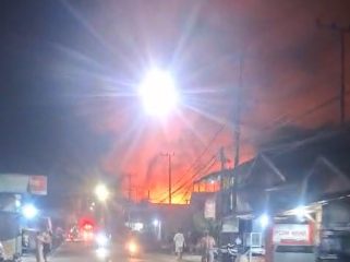 Kobaran api terlihat dari Jalan Al-Jawahir saat kebakaran melanda permukiman di Kelurahan Baru, Kecamatan Tenggarong, Jumat dini hari, 17 Juli 2026. (Istimewa)