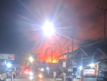 Kobaran api terlihat dari Jalan Al-Jawahir saat kebakaran melanda permukiman di Kelurahan Baru, Kecamatan Tenggarong, Jumat dini hari, 17 Juli 2026. (Istimewa)