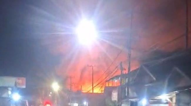 Kobaran api terlihat dari Jalan Al-Jawahir saat kebakaran melanda permukiman di Kelurahan Baru, Kecamatan Tenggarong, Jumat dini hari, 17 Juli 2026. (Istimewa)