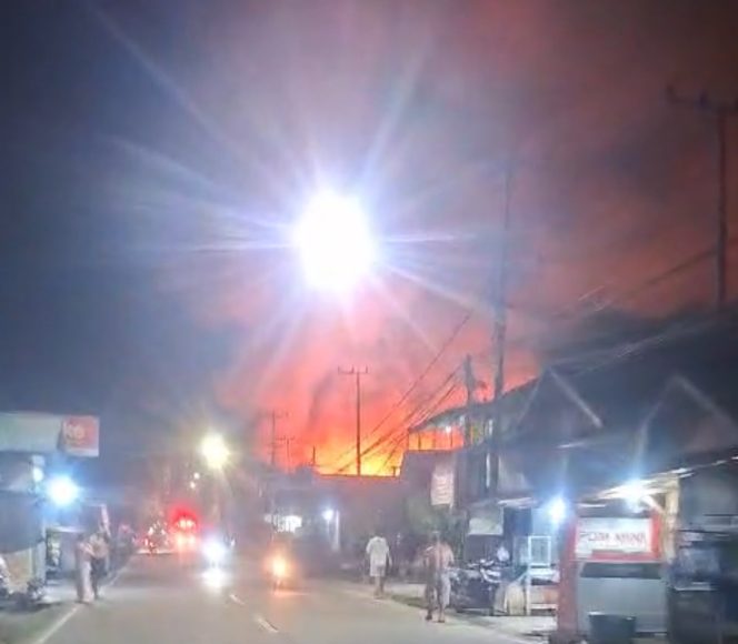 
Kobaran api terlihat dari Jalan Al-Jawahir saat kebakaran melanda permukiman di Kelurahan Baru, Kecamatan Tenggarong, Jumat dini hari, 17 Juli 2026. (Istimewa)