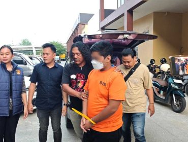 Petugas Unit PPA Polresta Samarinda mengawal tersangka MR dalam perkara dugaan kekerasan seksual terhadap anak, Rabu, 15 Juli 2026.(budi peppy/okeborneo.com)