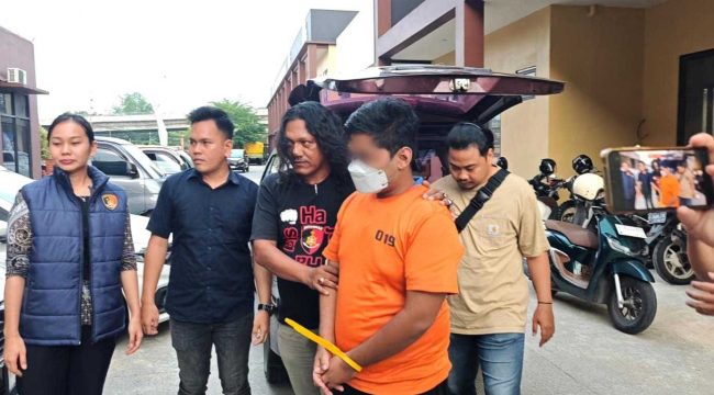 Petugas Unit PPA Polresta Samarinda mengawal tersangka MR dalam perkara dugaan kekerasan seksual terhadap anak, Rabu, 15 Juli 2026.(budi peppy/okeborneo.com)