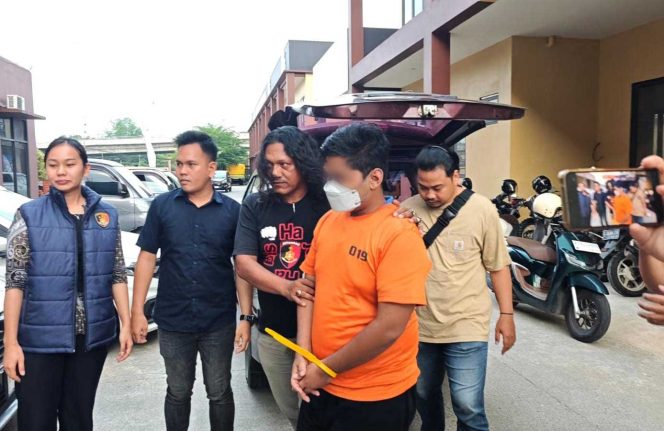 
Petugas Unit PPA Polresta Samarinda mengawal tersangka MR dalam perkara dugaan kekerasan seksual terhadap anak, Rabu, 15 Juli 2026.(budi peppy/okeborneo.com)