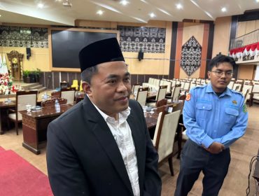 Ketua DPRD Kutai Kartanegara Ahmad Yani memberikan keterangan mengenai gagalnya tiga rapat paripurna akibat hanya 10 dari 45 anggota DPRD hadir, Senin malam, 27 Juli 2026. (Angga/okeborneo.com)