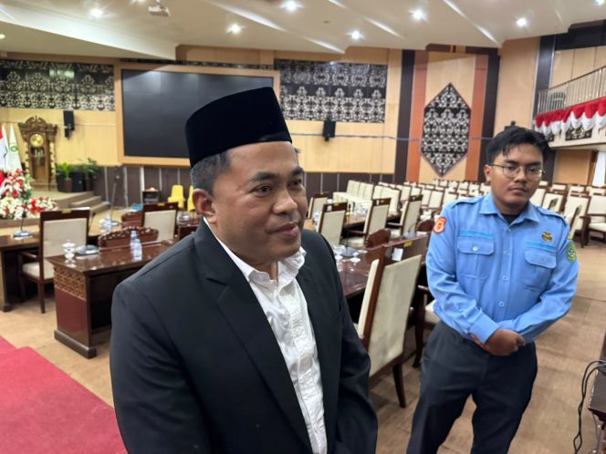 
Ketua DPRD Kutai Kartanegara Ahmad Yani memberikan keterangan mengenai gagalnya tiga rapat paripurna akibat hanya 10 dari 45 anggota DPRD hadir, Senin malam, 27 Juli 2026. (Angga/okeborneo.com)