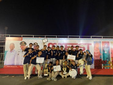 Personel Lock Drumline Samarinda berfoto bersama seusai meraih juara pertama kategori Open Class Drum Battle dan Individual Contest Percussion pada MIMFEST 2026 di Lapangan Karebosi, Makassar. (Istimewa)