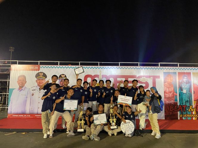 
Personel Lock Drumline Samarinda berfoto bersama seusai meraih juara pertama kategori Open Class Drum Battle dan Individual Contest Percussion pada MIMFEST 2026 di Lapangan Karebosi, Makassar. (Istimewa)