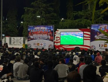 Warga menyaksikan semifinal Piala Dunia 2026 antara Spanyol dan Prancis dalam kegiatan nonton bareng di halaman parkir Pendopo Bupati Kukar, Rabu, 15 Juli 2026. (Angga/okeborneo.com)