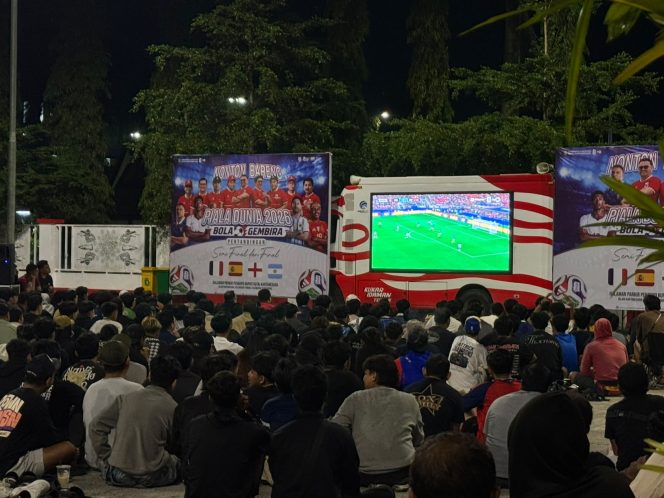 
Warga menyaksikan semifinal Piala Dunia 2026 antara Spanyol dan Prancis dalam kegiatan nonton bareng di halaman parkir Pendopo Bupati Kukar, Rabu, 15 Juli 2026. (Angga/okeborneo.com)