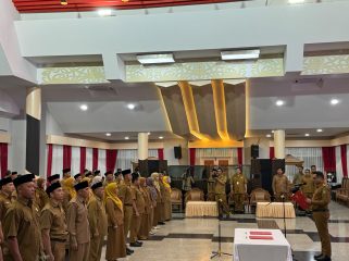 Bupati Kutai Kartanegara Aulia Rahman Basri memimpin pengambilan sumpah pejabat administrator dan pengawas di lingkungan Pemkab Kukar di Pendopo Bupati, Senin, 27 Juli 2026. (Angga/okeborneo.com)