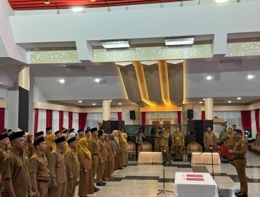 Bupati Kutai Kartanegara Aulia Rahman Basri memimpin pengambilan sumpah pejabat administrator dan pengawas di lingkungan Pemkab Kukar di Pendopo Bupati, Senin, 27 Juli 2026. (Angga/okeborneo.com)