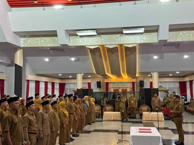 
Bupati Kutai Kartanegara Aulia Rahman Basri memimpin pengambilan sumpah pejabat administrator dan pengawas di lingkungan Pemkab Kukar di Pendopo Bupati, Senin, 27 Juli 2026. (Angga/okeborneo.com)