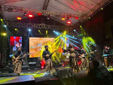 Petala Borneo membawakan lagu “Menjaga Adat” dalam International Djogja Earthsounds Fest 2026 di kampus ISI Yogyakarta, Bantul, Kamis malam, 23 Juli 2026. Lagu tersebut digunakan untuk memperkenalkan tradisi Erau kepada penonton. (Istimewa)