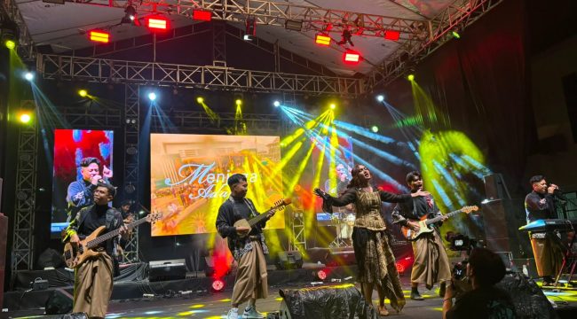Petala Borneo membawakan lagu “Menjaga Adat” dalam International Djogja Earthsounds Fest 2026 di kampus ISI Yogyakarta, Bantul, Kamis malam, 23 Juli 2026. Lagu tersebut digunakan untuk memperkenalkan tradisi Erau kepada penonton. (Istimewa)