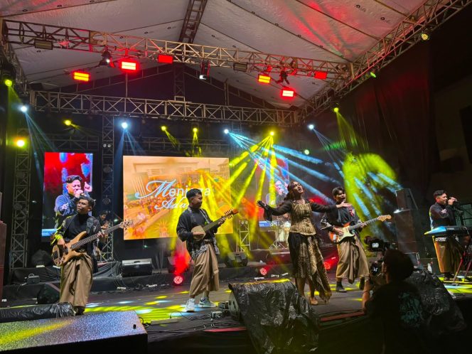 
Petala Borneo membawakan lagu “Menjaga Adat” dalam International Djogja Earthsounds Fest 2026 di kampus ISI Yogyakarta, Bantul, Kamis malam, 23 Juli 2026. Lagu tersebut digunakan untuk memperkenalkan tradisi Erau kepada penonton. (Istimewa)