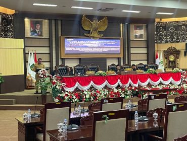 Bupati Kutai Kartanegara Aulia Rahman Basri menyampaikan laporan realisasi APBD Semester I dan prognosis enam bulan berikutnya dalam rapat paripurna DPRD Kukar, Selasa, 28 Juli 2026. (Angga/okeborneo