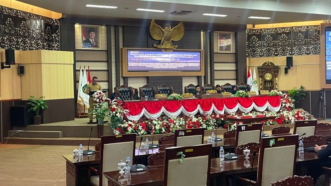 
Bupati Kutai Kartanegara Aulia Rahman Basri menyampaikan laporan realisasi APBD Semester I dan prognosis enam bulan berikutnya dalam rapat paripurna DPRD Kukar, Selasa, 28 Juli 2026. (Angga/okeborneo