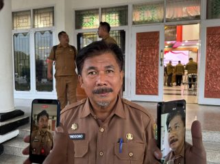 Sekretaris Daerah Kabupaten Kutai Kartanegara, Sunggono, memberikan keterangan kepada wartawan. (Angga/okeborneo.com)