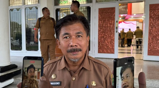 Sekretaris Daerah Kabupaten Kutai Kartanegara, Sunggono, memberikan keterangan kepada wartawan. (Angga/okeborneo.com)