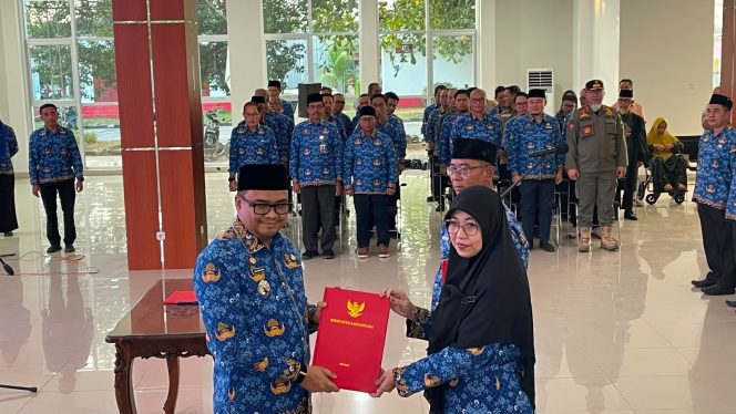 
Aulia Lantik Camat Sanga-Sanga dan Pejabat Fungsional, Perkuat Roda Pemerintahan Kukar