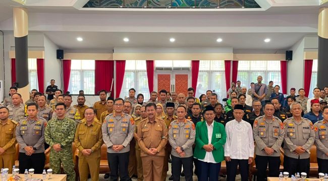 Foto bersama seusai peluncuran Cyber Resilient Community oleh Polda Kalimantan Timur di Pendopo Odah Etam, Tenggarong, Senin (3/8/2026). (Angga/okeborneo.com)