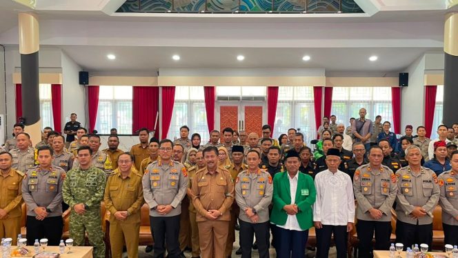 
Foto bersama seusai peluncuran Cyber Resilient Community oleh Polda Kalimantan Timur di Pendopo Odah Etam, Tenggarong, Senin (3/8/2026). (Angga/okeborneo.com)