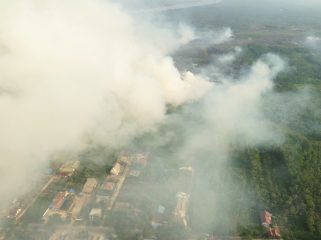 Kebakaran hutan dan lahan mendekati kawasan permukiman di Kelurahan Pendingin, Kecamatan Sangasanga. [Sumber : Karang Taruna Kelurahan Sangasanga]