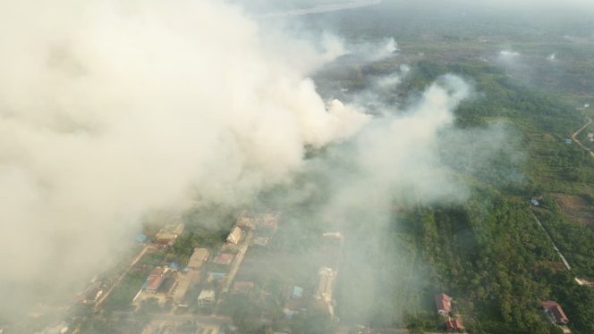 
Kebakaran hutan dan lahan mendekati kawasan permukiman di Kelurahan Pendingin, Kecamatan Sangasanga. [Sumber : Karang Taruna Kelurahan Sangasanga]