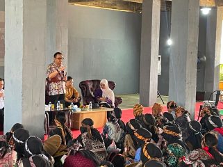 Bupati Aulia Rahman Basri saat mengisi materi di PKKMB Unikarta (Angga/okeborneo.com)