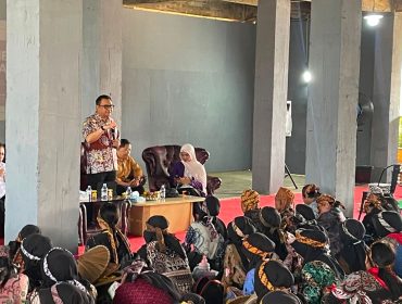 Bupati Aulia Rahman Basri saat mengisi materi di PKKMB Unikarta (Angga/okeborneo.com)