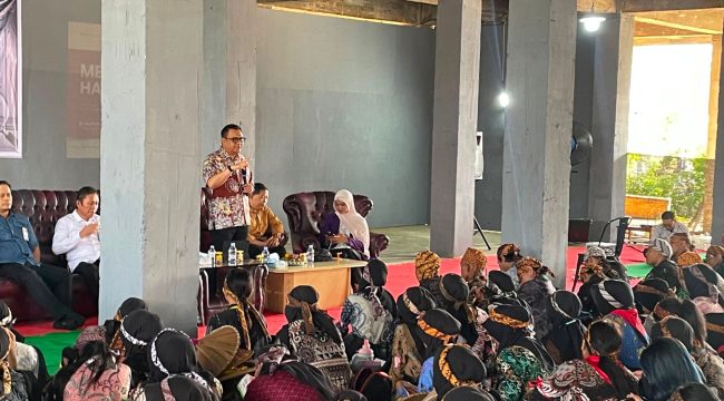 Bupati Aulia Rahman Basri saat mengisi materi di PKKMB Unikarta (Angga/okeborneo.com)