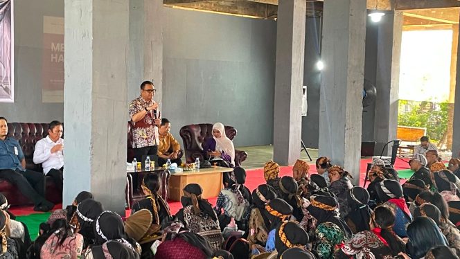 
Bupati Aulia Rahman Basri saat mengisi materi di PKKMB Unikarta (Angga/okeborneo.com)
