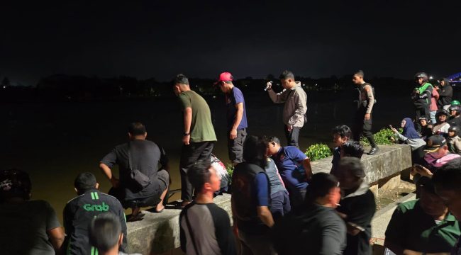 Warga dan petugas Disdamkarmatan Kutai Kartanegara melakukan proses penyelamatan di tepi Sungai Mahakam, Tenggarong, Kamis (6/8/2026). (Angga/okeborneo.com)
