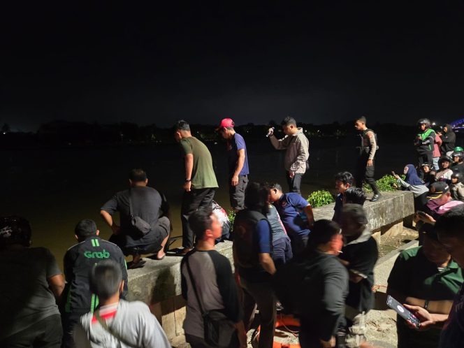 
Warga dan petugas Disdamkarmatan Kutai Kartanegara melakukan proses penyelamatan di tepi Sungai Mahakam, Tenggarong, Kamis (6/8/2026). (Angga/okeborneo.com)
