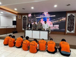 Polres Kutai Kartanegara menggelar konferensi pers pengungkapan kasus dugaan kekerasan secara bersama-sama yang mengakibatkan seorang korban meninggal dunia di Kecamatan Tabang, Senin, 10 Agustus 2026. Sembilan tersangka telah ditetapkan dalam perkara tersebut. (Angga/okeborneo.com)