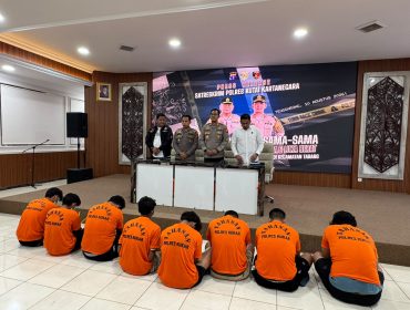 Polres Kutai Kartanegara menggelar konferensi pers pengungkapan kasus dugaan kekerasan secara bersama-sama yang mengakibatkan seorang korban meninggal dunia di Kecamatan Tabang, Senin, 10 Agustus 2026. Sembilan tersangka telah ditetapkan dalam perkara tersebut. (Angga/okeborneo.com)