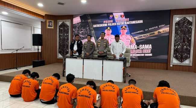 Polres Kutai Kartanegara menggelar konferensi pers pengungkapan kasus dugaan kekerasan secara bersama-sama yang mengakibatkan seorang korban meninggal dunia di Kecamatan Tabang, Senin, 10 Agustus 2026. Sembilan tersangka telah ditetapkan dalam perkara tersebut. (Angga/okeborneo.com)