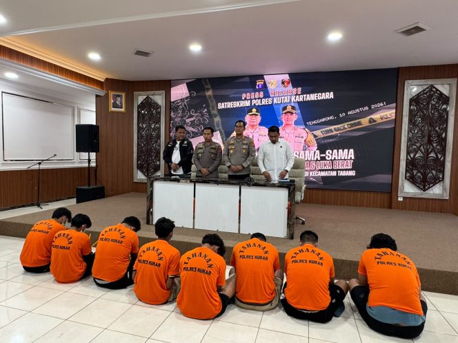 
Polres Kutai Kartanegara menggelar konferensi pers pengungkapan kasus dugaan kekerasan secara bersama-sama yang mengakibatkan seorang korban meninggal dunia di Kecamatan Tabang, Senin, 10 Agustus 2026. Sembilan tersangka telah ditetapkan dalam perkara tersebut. (Angga/okeborneo.com)