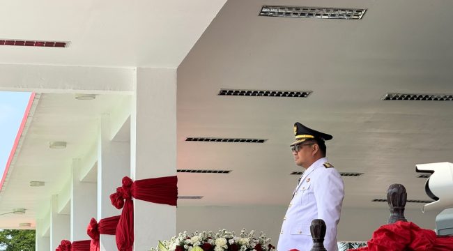 Bupati Kukar Aulia Rahman Basri saat menjadi Inspektur Upacara (Angga/okeborneo.com) ini 
