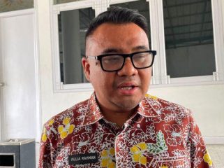 Bupati Kutai Kartanegara Aulia Rahman Basri memberikan keterangan kepada wartawan. (Angga/okeborneo.com)