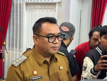 Bupati Kutai Kartanegara Aulia Rahman Basri memberikan keterangan kepada awak media. (Angga/Okeborneo.com)