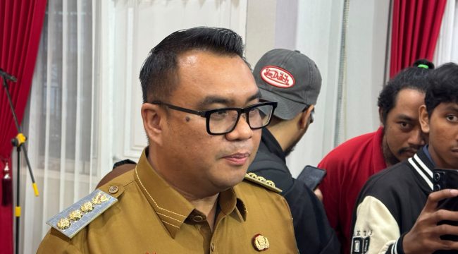 Bupati Kutai Kartanegara Aulia Rahman Basri memberikan keterangan kepada awak media. (Angga/Okeborneo.com)