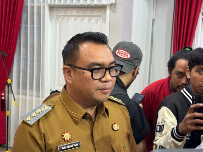 
Bupati Kutai Kartanegara Aulia Rahman Basri memberikan keterangan kepada awak media. (Angga/Okeborneo.com)
