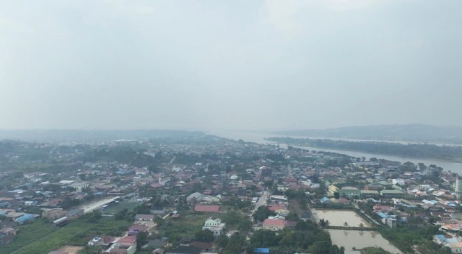 
Kabut Asap Menyelimuti Kota Raja, Warga Tenggarong Cemas Aktivitas dan Kesehatan Terganggu